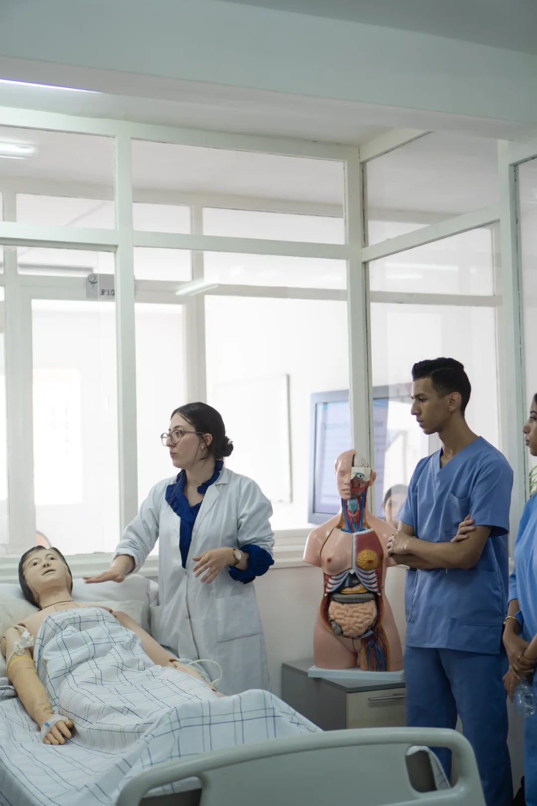 Travaux pratiques en soins infirmiers — simulation clinique à l'Institut Santinov